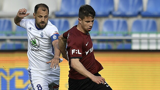 Sparťanského útočníka Adama Hložka (vpravo) stíhá Marek Matějovskı z Mladé...