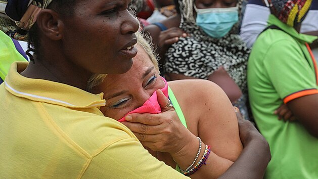 Uprchlci z msta Palma na severu Mosambiku, kter se stalo terem toku islamist, truchl nad smrt svch blzkch. (30. bezna 2021)