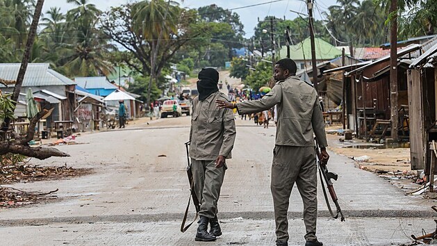 Vojci hldaj ve mst Palma na severu Mosambiku, kter se stalo terem toku islamist. (12. dubna 2021)