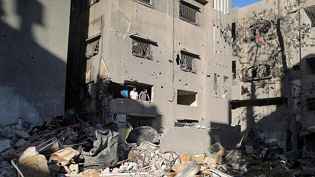 Palestinci se dvaj na dm ponien bhem izraelskho nletu na Gazu. (15. kvtna 2021)