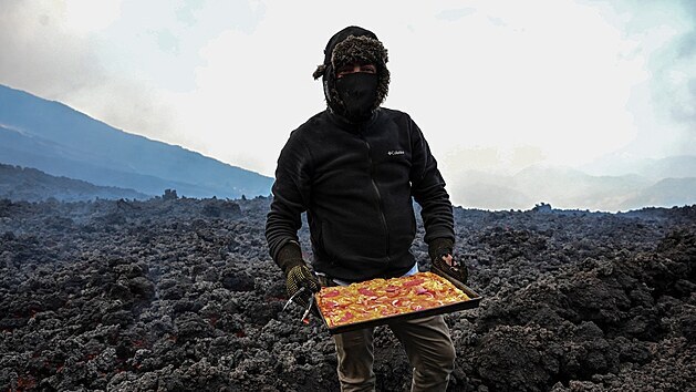David Garcia pipravuje pizzu pmo na guatemalsk sopce Pacaya, z n proud lva. (11. kvtna 2021)