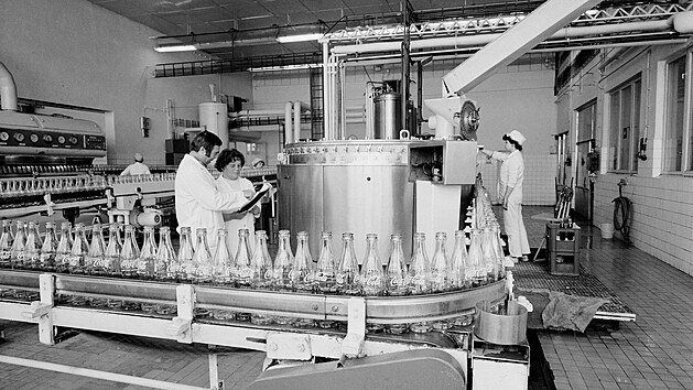 Nápoj byl v Československu poprvé vyroben v roce 1971, a to na základě licenční smlouvy Coca-Coly a národního podniku Fruta Brno.