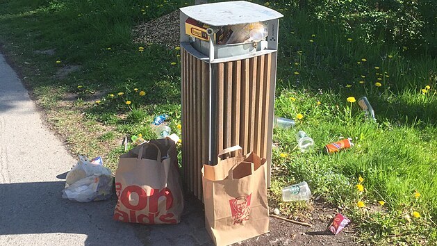 Pohled na rozkvetlé parky v uplynulých dnech leckde hyzdily hromádky odpadků (snímek z olomouckých Bezručových sadů).