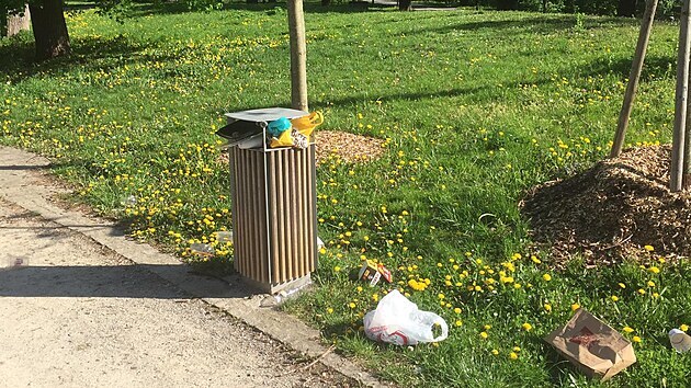 Pohled na rozkvetlé parky v uplynulých dnech leckde hyzdily hromádky odpadků (snímek z olomouckých Bezručových sadů).