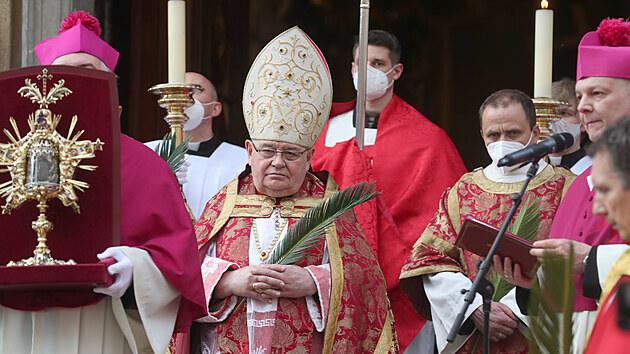 Letošní slavnost začala v podvečer v katedrále svatého Víta na Pražském hradě mší, kterou sloužil kardinál Dominik Duka. Zdůraznil statečnost Jana Nepomuckého, tato vlastnost je podle Duky potřeba i na cestě ze současné koronavirové krize. (15. května 2021)