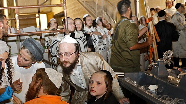 Destky zrannch si vydalo zhroucen ochozu v synagoze u Jeruzalma. Uvnit bylo v t dob podle policie vce ne 600. (16. kvtna 2021)
