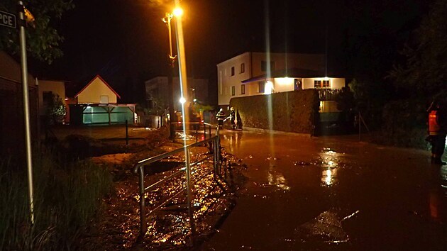 Hasii v noci na tvrtek pomhali lidem v ilheovicch na Opavsku. Voda tam zatopila destky dom. (12. kvtna 2021)