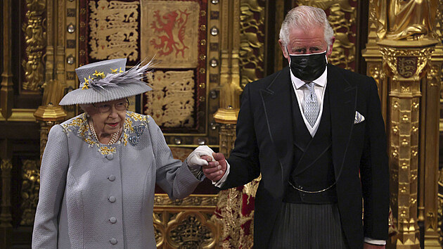 Krlovna Albta II. a princ Charles na slavnostnm oteven parlamentu (Londn, 11. kvtna 2021)