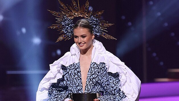 eka Klra Vavrukov v nrodnm kostmu na Miss Universe 2020 (Los Angeles, 16. kvtna 2021)