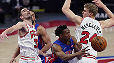 Saben Lee z Detroitu přihrává mezi dvojicí Tomáš Satoranský (vlevo) a Lauri... Saben Lee z Detroitu přihrává mezi dvojicí Tomáš Satoranský (vlevo) a Lauri...