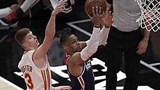 Russell Westbrook z Washingtonu zakončuje, za ním je Kevin Huerter z Atlanty. Russell Westbrook z Washingtonu zakončuje, za ním je Kevin Huerter z Atlanty.