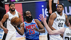 James Harden z Brooklynu přihrává, vpravo ho sleduje Rudy Gay ze San Antonia. James Harden z Brooklynu přihrává, vpravo ho sleduje Rudy Gay ze San Antonia.