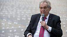 Prezident Miloš Zeman na pietním aktu za oběti koronaviru. (10. května 2021) Prezident Miloš Zeman na pietním aktu za oběti koronaviru. (10. května 2021)