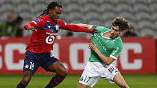 Adil Aouchiche (Saint-Etienne) se snaží dostat k míči, který střeží Renato... Adil Aouchiche (Saint-Etienne) se snaží dostat k míči, který střeží Renato...