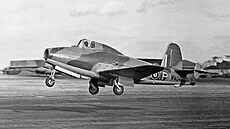 Gloster E.28/39 byl první britský letoun s proudovým motorem. Na fotografii první prototyp v podobě z roku 1944, tedy tři roky po svém prvním letu. Gloster E.28/39 byl první britský letoun s proudovým motorem. Na fotografii první prototyp v podobě z roku 1944, tedy tři roky po svém prvním letu.