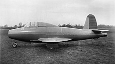 Gloster E.28/39 byl první britský letoun s proudovým motorem. Na fotografii první prototyp v podob z roku 1944, tedy ti roky po svém prvním letu.
