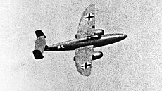 Gloster E.28/39 byl první britský letoun s proudovým motorem. Na fotografii první prototyp v podob z roku 1944, tedy ti roky po svém prvním letu.