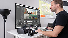 3D designér a programátor projektu Martin Špoula upravuje scénu z prostředí... 3D designér a programátor projektu Martin Špoula upravuje scénu z prostředí...