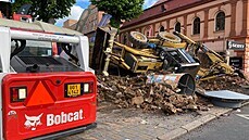 Bagr se převrátil na levý bok. Bagr se převrátil na levý bok.