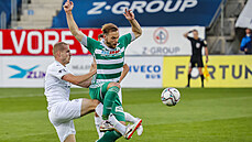 Útočník Matěj Pulkrab z Bohemians (vpravo) si zpracovává míč v souboji s... Útočník Matěj Pulkrab z Bohemians (vpravo) si zpracovává míč v souboji s...