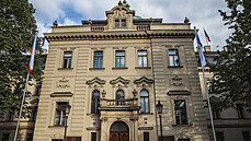 Hrad, Úřad vlády, ministerstvo zahraničí i některé další úřady vyvěsily na... Hrad, Úřad vlády, ministerstvo zahraničí i některé další úřady vyvěsily na...