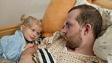 Mladému tatínkovi Ondřeji Kuslovi ze Zlína změnila vážná autonehoda život. Mladému tatínkovi Ondřeji Kuslovi ze Zlína změnila vážná autonehoda život.