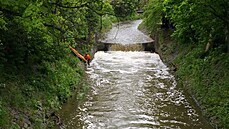 Hasiči tahali kanoistu z rozvodněného Botiče (15. května 2021) Hasiči tahali kanoistu z rozvodněného Botiče (15. května 2021)