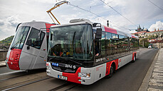 Pražané už mohou v ulicích potkat tramvaj v novém šedo-červeném designu Pražské... Pražané už mohou v ulicích potkat tramvaj v novém šedo-červeném designu Pražské...