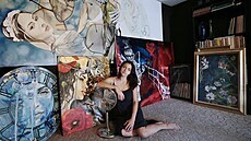 Linda Vokál ve svém ateliéru maluje velkoformátové obrazy, vytváří ale také... Linda Vokál ve svém ateliéru maluje velkoformátové obrazy, vytváří ale také...