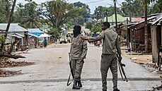 Vojáci hlídají ve mst Palma na severu Mosambiku, které se stalo terem útoku...