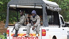 Vojáci hlídají ve mst Palma na severu Mosambiku, které se stalo terem útoku...