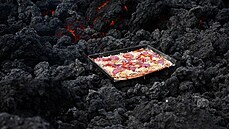 David Garcia připravuje pizzu přímo na guatemalské sopce Pacaya, z níž proudí... David Garcia připravuje pizzu přímo na guatemalské sopce Pacaya, z níž proudí...