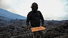 David Garcia pipravuje pizzu pímo na guatemalské sopce Pacaya, z ní proudí...