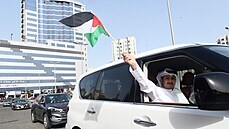 Neznámý Kuvajťan mává palestinskou vlajkou na znamení solidarity s Palestinci v... Neznámý Kuvajťan mává palestinskou vlajkou na znamení solidarity s Palestinci v...
