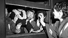 Děti repatriovaných Korejců ve vlaku na cestě do japonského přístavu Niigata,... Děti repatriovaných Korejců ve vlaku na cestě do japonského přístavu Niigata,...