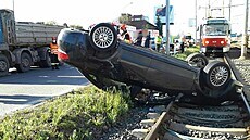 Osobní auto skončilo v tramvajovém kolejišti na střeše. 11. 5. 2021 Osobní auto skončilo v tramvajovém kolejišti na střeše. 11. 5. 2021