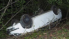 Auto našli krátce před půlnocí cyklisté. Řidiči už nepomohli ani záchranáři.... Auto našli krátce před půlnocí cyklisté. Řidiči už nepomohli ani záchranáři....