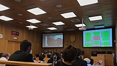 Z grafiky na projekci je patrné, že komunisté právě hlasují proti odejmutí... Z grafiky na projekci je patrné, že komunisté právě hlasují proti odejmutí...