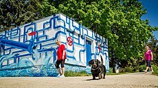 Výtvarník Jakub Šanda v Plzeňské ulici na Pražském sídlišti se ujal... Výtvarník Jakub Šanda v Plzeňské ulici na Pražském sídlišti se ujal...