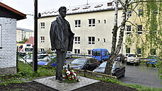 Komunisté odhalili před sídlem okresního výboru ve Vsetíně sochu komunistického... Komunisté odhalili před sídlem okresního výboru ve Vsetíně sochu komunistického...