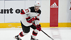 Pavel Zacha z New Jersey útočí v duelu s New York Islanders. Pavel Zacha z New Jersey útočí v duelu s New York Islanders.