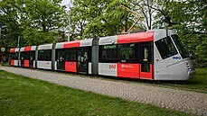 Tramvaj v nových edo-ervených barvách. (19.5.2021)