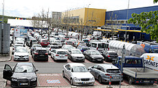 První sobotu po znovuotevření obchodů se před OC IKEA v Praze tvořily dlouhé...