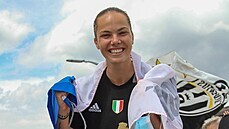 Andrea Stašková slaví s Juventusem titul v italské lize. Andrea Stašková slaví s Juventusem titul v italské lize.