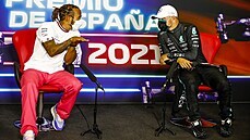 Lewis Hamilton (vlevo) a Valtteri Bottas, parťáci z Mercedesu Lewis Hamilton (vlevo) a Valtteri Bottas, parťáci z Mercedesu
