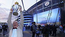 Fanoušek Manchesteru City slaví před Etihad Stadium s kopií trofeje pro... Fanoušek Manchesteru City slaví před Etihad Stadium s kopií trofeje pro...