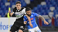 Lorenzo Insigne (vpravo) z Neapole se tlačí kolem Nahuela Moliny z Udine. Lorenzo Insigne (vpravo) z Neapole se tlačí kolem Nahuela Moliny z Udine.