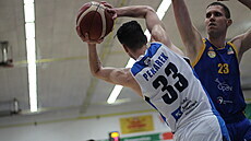 David Pekárek (v bílém) z Kolína přihrává kolem Luďka Jurečky z Opavy. David Pekárek (v bílém) z Kolína přihrává kolem Luďka Jurečky z Opavy.