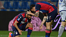 Adam Únas (vlevo) z Crotone slaví trefu proti Hellasu Verona Adam Únas (vlevo) z Crotone slaví trefu proti Hellasu Verona
