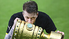 Marco Reus z Dortmundu slaví s Německým pohárem. Marco Reus z Dortmundu slaví s Německým pohárem.